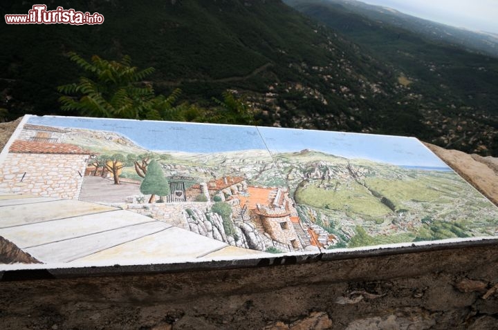 Immagine Da Place Victoria la tabella di orientamento in lava smaltata guida in un tour panoramico fra paesi e valle del Loup