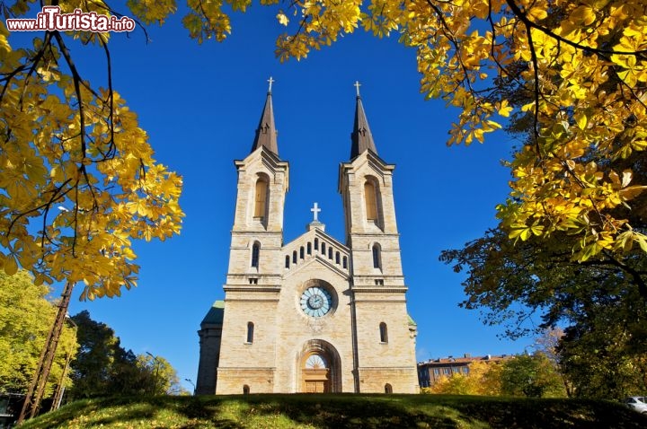 Immagine La chiesa luterana di san Carlo, nel centro di Tallinn, è inconfondibile coi suoi due campanili slanciati - © Valery Bareta / Shutterstock.com