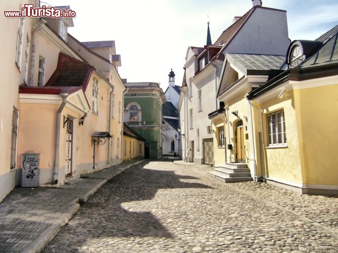 Immagine La parte vecchia di Tallinn (Estonia) è un dedalo pittoresco di strade acciottolate, piazzette nascoste e case dalle forme irregolari e i colori delicati - © Hansen / Shutterstock.com