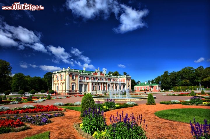 Immagine Il Palazzo Kadriorg di Tallinn si chiamava, in origine, Catherinethal, cioè la Valle di Caterina. In stile barocco, realizzato per volere di caterina I di Russia, è immerso in un grande parco e ospita gallerie d'arte, oltre ad alcuni uffici del Presidente della Repubblica estone - © Veronika Trofer / Shutterstock.com