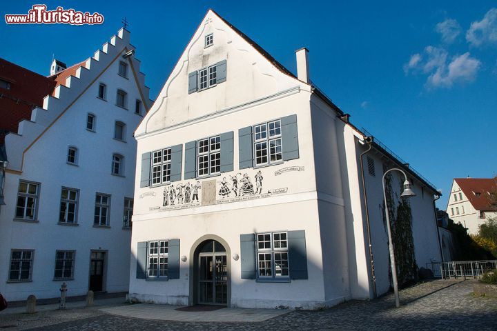 Immagine Teatro di Biberach ad der Riss, Germania - Fra gli edifici più importanti da visitare in questa cittadina del Baden Wurttemberg c'è anche il palazzo che ospita il teatro, celebre per aver ospitato nel 1762, per la prima volta in lingua tedesca, l'opera "La Tempesta" di Shakespeare. La particolarità dell'edificio è nella sua facciata decorata con colori a pastello e modanature chiare oltre che nelle originali finestre dalle imposte piuttosto curiose