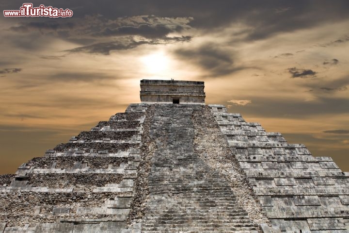 Immagine Il Tempio Kukulcan, detto El Castillo: ci troviamo nella città maya di Chichen Itza, il famoso sito archeologico con le rovine Maya, enl cuore della penisola dello yucatan in Messico - © rui vale sousa / Shutterstock.com