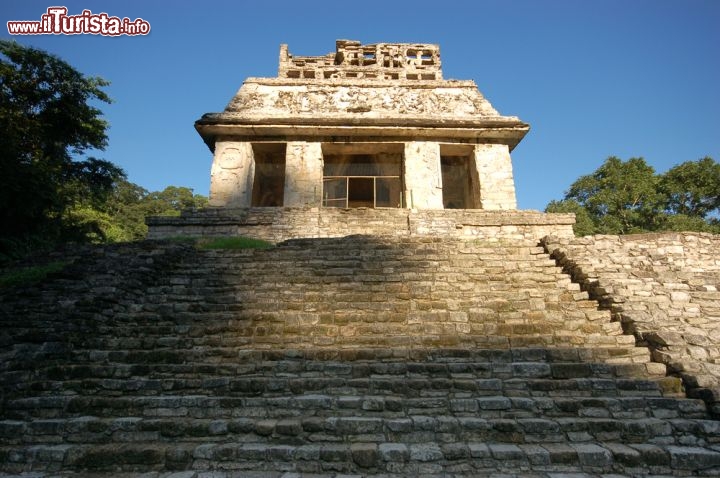 Immagine Uno dei tanti templi Maya a Palenque, in Messico, nello stato del Chiapas. Oggi restano solo le sontuose rovine dell'antica città, ma qualche millennio fa era teatro di cerimonie solenni - © Libor Píška / Shutterstock.com