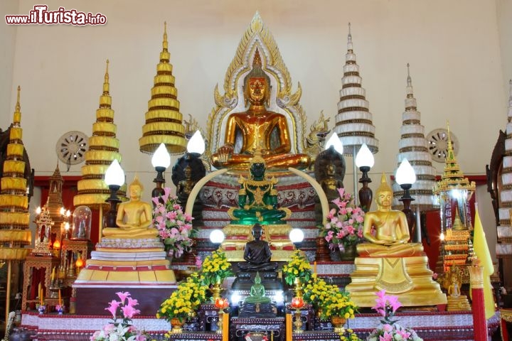 Immagine Particolare del tempio Wat Supat a Ubon Ratchathani, Thailandia - Costruito lungo il corso del fiume Mae Nam Mun tra il 1920 e il 1936, il Wat Supatanaram, noto anche come Wat Supat, è uno degli stupa più caratteristici di questa zona della Thailandia poichè allo stile tipicamente locale mescola elementi europei e khmer. Al suo interno si trovano statue del Buddha realizzate in varie dimensioni e con materiali differenti © joe niceguy / Shutterstock.com