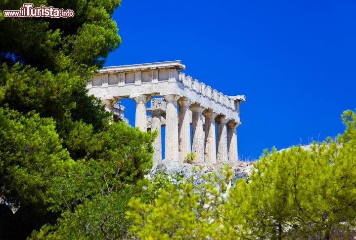 Immagine Il Tempio dorico di Afea (Aphaia), si trova sull'isola di Egina in Grecia. E' bene conservato ed è importante perchè dedicato ad Afea, una divinità sostituita da Atena, durante la guerra con Troia - © Tatiana Popova / Shutterstock.com