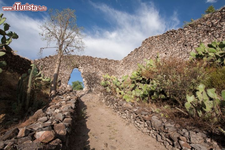 Immagine Testimonianze della cultura Wari, Ayacucho - La storia di questa provincia peruviana affondano le proprie radici nel lontano passato. Nelle caverne di Pikimachay sono state infatti rinvenute importanti tracce umane risalenti ad oltre 15 mila anni fa considerate le più antiche di tutto il Perù. Successivamente, in questa zona fiorì la cultura Wari (o Huari) conosciuta anche come primo impero espansionista delle Ande di cui rimangono interessanti resti archeologici oggi visitati dai migliaia di turisti © Christian Vinces / Shutterstock.com