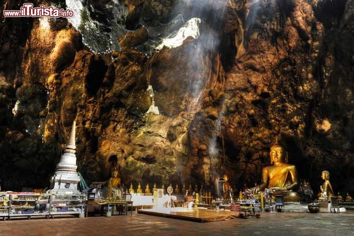 Immagine Tham Khao Luang, la magica grotta a nord di Phetchaburi in Thailandia - © wizagent / Shutterstock.com