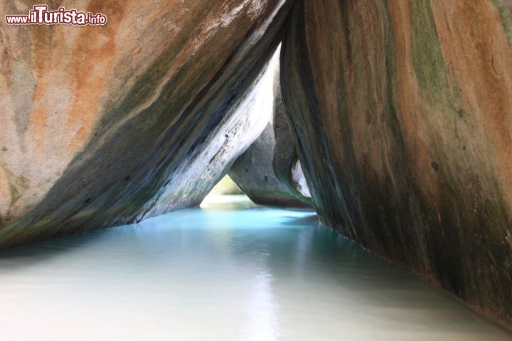 Immagine The Baths a Virgin Gorda: le particolari rocce levicate creano uno scenario da paradiso tropicale alle Isole Vergini Britanniche, ai Caraibi - © Achim Baque / Shutterstock.com