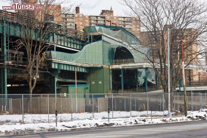 Immagine New York Aquarium, Stati Uniti. L'edificio che ospita l'acquario di New York dove vivono esemplari di pinguini, otarie, foche, lontre e trichechi 79362238