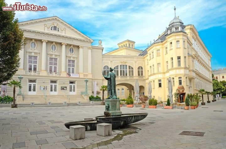 Immagine Theatherplatz la splendida piazza del teatro nel centro di Baden bei a Wien, in Austria - © Tatiana Volgutova / Shutterstock.com