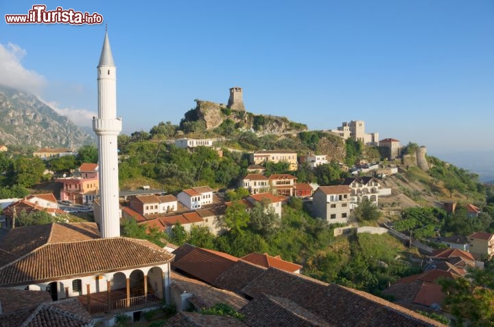 Immagine Tirana (Albania): il minareto di Kruja e il castello Skanderbeg. Fondata da un pascià turco nel 1614, Tirana fu dichiarata capitale dell'Albania nel 1920 perchè il potere centrale decise che era strategicamente più sicuro governare il paese da lì piuttosto che da Durazzo, più vulnerabile per via della sua collocazione costiera.