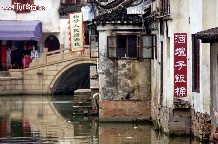 Immagine Tongli Cina orientale: scorcio di un canale navigabile