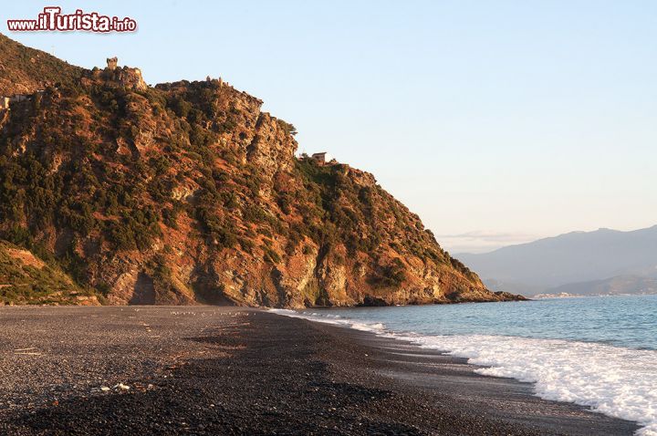 Immagine La Torre di Nonza vista dalla spiaggia, siamo sul "dito" della Corsica, lungo le coste occidentali della penisola di Cap Corse