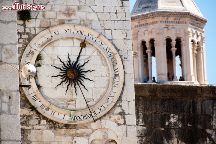 Immagine Spalato (Dalmazia, Croazia): l'antica torre nel centro storico con l'orologio che segna tutte le 24 ore del giorno - © Alex Timaios Photography / Shutterstock.com