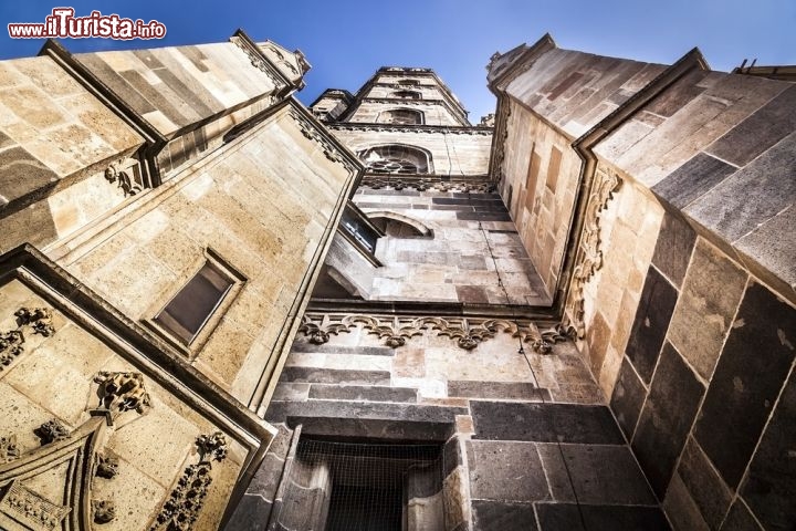 Immagine Torre campanaria della Cattedrale gotica di S. Elisabetta, uno dei monumenti più famosi di Kosice (Slovacchia) - © FarkasB / Shutterstock.com