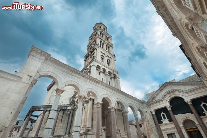 Immagine Spalato, Croazia: il Palazzo di Diocleziano è tra i gioielli più preziosi del capoluogo dalmata, fatto costruire probabilmente tra il 293 e il 305, quando coincideva col nucleo originario della città. Nell'immagine il campanile della cattedrale compresa nel complesso, dichiarato Patrimonio dell'Umanità dall'UNESCO nel 1979  - © paul prescott / Shutterstock.com