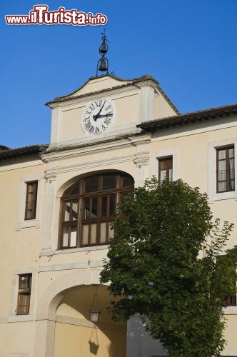 Immagine Incorniciata da mura possenti, la città di Assisi con le sue torri con orologio, appare come un quadro costellato di chiese, campanili e case. Seppur Assisi conservi gelosamente e soprattutto intatta la sua struttura medievale, mostra tutt'oggi i resti dell'antico municipium romano dove architetti e artigiani del legno e del ferro così come scultori e artisti contribuirono a creare un volto unico - © Mi.Ti. / Shutterstock.com