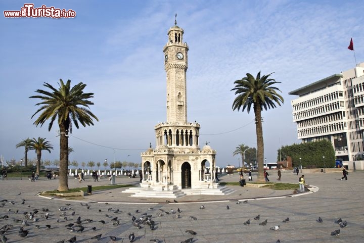 Immagine La Torre dell'orologio a Izmir (Turchia) in piazza Konak. E' diventata il simbolo di Smirne, venne costruita nel 1901 - © GONUL KOKAL / Shutterstock.com