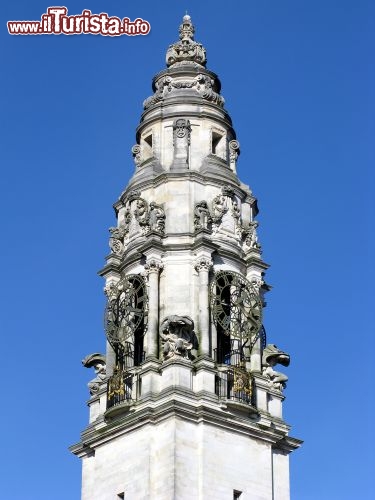 Immagine Torre dell'orologio nel Municipio di Cardiff, in Galles - © Bob Cheung / Shutterstock.com