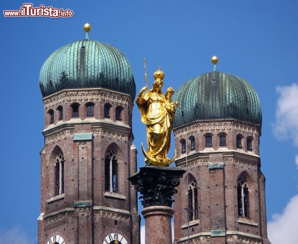 Immagine La Frauenkirche (Dom zu unserer lieben Frau), nel centro di Monaco di Baviera, è facilmente riconoscibile per le due Torri campanarie, qui riprese con la statua di Maria posta in cima alla Colonna della Vergine, a Marienplatz  - © Mihai-Bogdan Lazar / Shutterstock.com