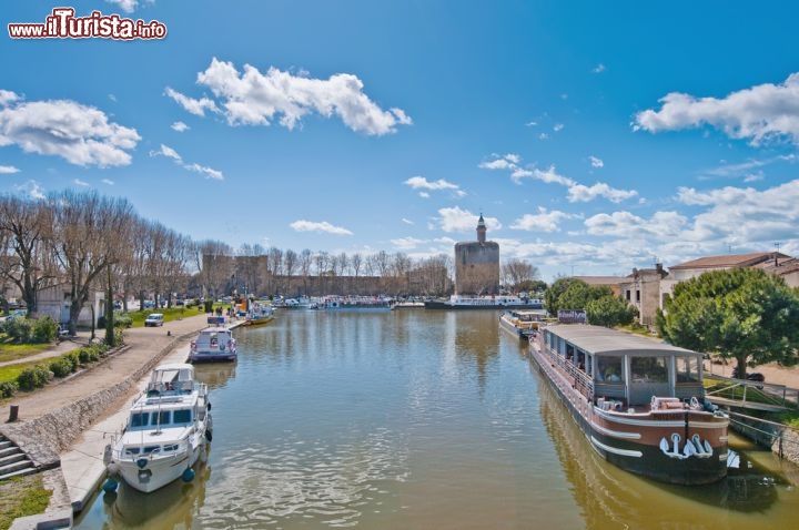 Immagine Panorama sulla Tour de Costance di Aigues Mortes, Francia - E' un possente mastio cilindrico, alto 40 metri per 22 di diametro, isolato all'angolo nord ovest delle mura cui è collegato da un ponte a tre archi e circondato da un fossato. L'interno è a due piani con volte esagonali: quello inferiore ospita la salle des Gardes e poco sopra la cappella di San Luigi mentre al piano superiore si trova la salle des Chevaliers dove sono esposti documenti sulla storia del borgo e della torre trasformata nel 600 in prigione per i protestanti. Sulla terrazza, da cui si gode una magnifica vista sulla città, si eleva una torretta circolare di 11 metri utilizzata un tempo come faro © Anibal Trejo / Shutterstock.com