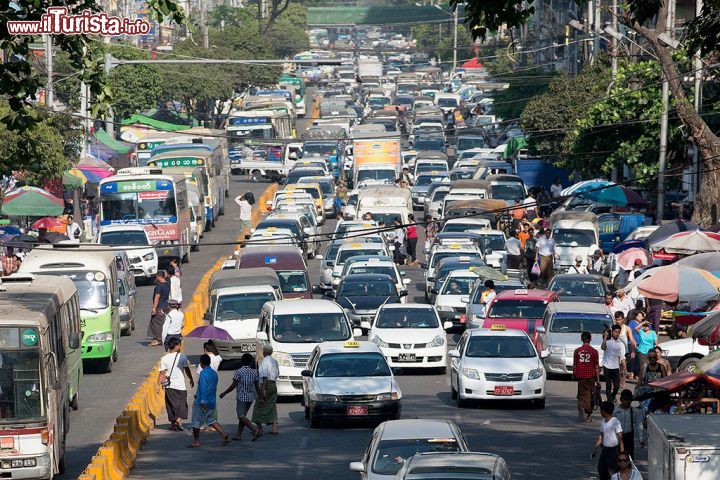 Immagine Traffico caotico nella cittadina di Yangon, Birmania.