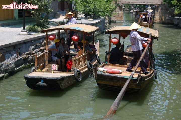 Immagine Traffico di punta nei Canali di Zhouzhuang in Cina