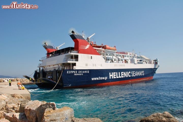 Immagine Traghetto isola Alonissos: essendo abbastanza vicina alla terraferma ci sobo ottimi collegamenti di mare con la Grecia, le altre Sporadi settentrionali e le altre isole dell' Egeo - © David Fowler / Shutterstock.com