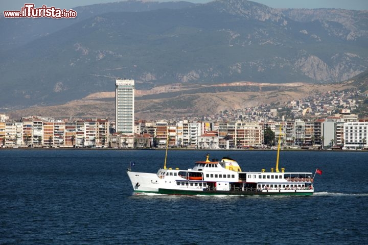 Immagine Traghetto urbano a Izmir (Smirne) in  Turchia, una delle città più antiche dell'Egeo, al pari della mitica Troia - © Prometheus72 / Shutterstock.com