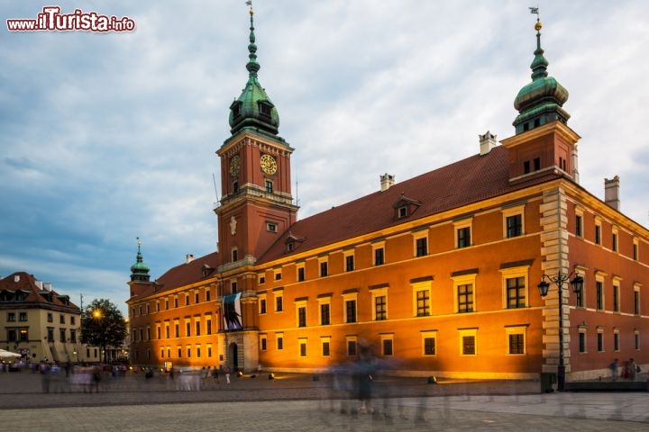 Immagine Al Tramonto Varsavia si rivela come una città Romantica. Non a caso è stata chiamata la Parigi del Nord. NEll'immagine il Castello Reale - © Jacek Kadaj / Shutterstock.com