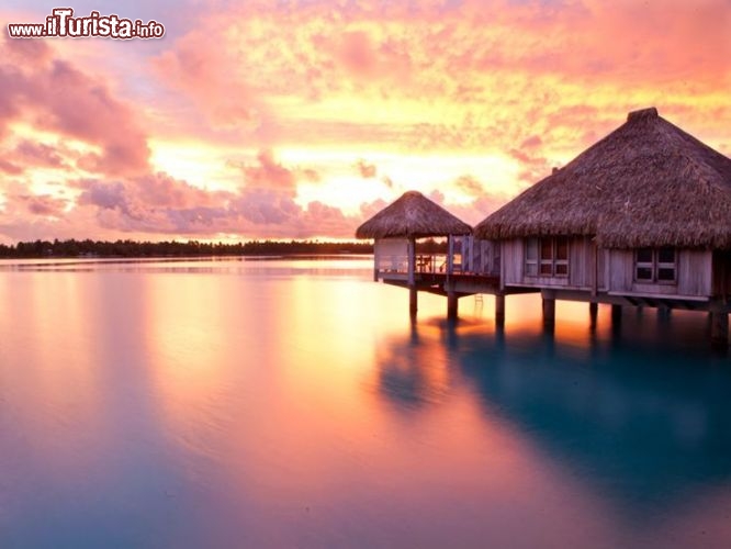 Immagine Tramonto infuocato a Bora Bora, presso l'hotel St. Regis in Polinesia - cortesia www.stregisborabora.com/