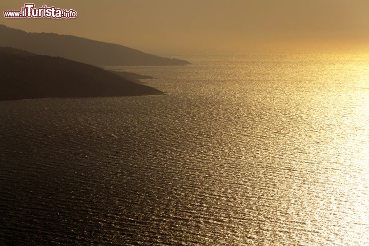 Immagine Tramonto a Icaria una delle isole del Mar Egeo in Grecia - © Portokalis / Shutterstock.com