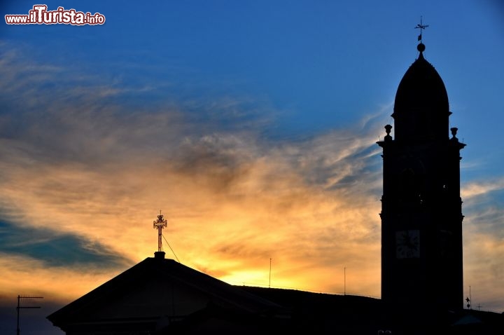 Immagine Tramonto a Soave la Chiesa Parrocchiale di San Lorenzo con il campanile del 18° secolo