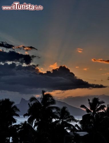 Immagine Tramonto a Tahiti raggi isola di Moorea