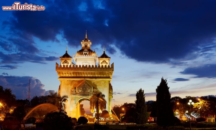 Immagine Tramonto a Vientiane arco Patuxai Laos - © Vitaly Maksimchuk / Shutterstock.com