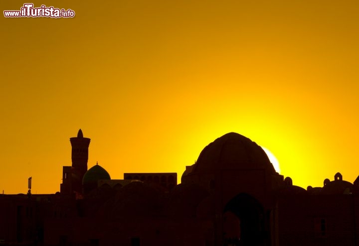 Immagine Il tramonto osservato dal centro storico Bukhara, in Uzbekistan. La bella cittadina sulla Via della Seta vanta un centro storico con oltre 140 edifici monumentali, e di fatto è chiamata come la città-museo delle ex repubbliche sovietiche, dell'Asia Centrale - © posztos / Shutterstock.com