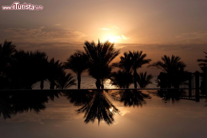 Immagine Tramonto su di una infinity pool di un Hotel a Sharm el Sheikh. Siamo sul Mar Rosso settentrionale in Egitto - © Lyubov Timofeyeva / Shutterstock.com