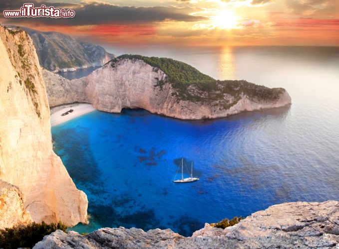 Immagine Tramonto a Zante: in primo piano la famosa spiaggia del relitto, una delle attrazioni turisitiche di Zacinto più importanti della Isole Ioniche, della Grecia, e forse la spiaggia più bella di tutto il Mediterraneo, e non solo - © Samot / Shutterstock.com