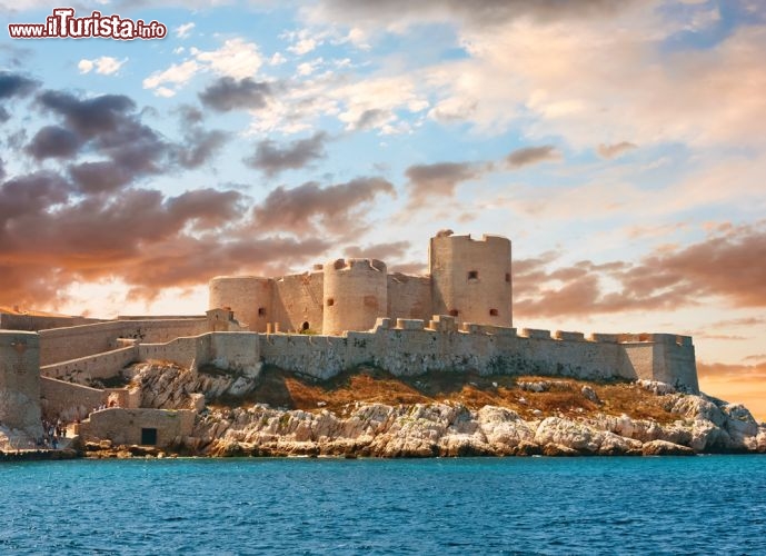 Immagine Tramonto sul Castello d'If a Marsiglia, in Provenza (Francia). E' il castello su cui Alessandro Dumas ha ambientato il suo romanzo il Conte di Montecristo - © Gurgen Bakhshetsyan / Shutterstock.com