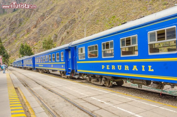 Immagine Stazione di Ollantaytambo, Perù - Ai piedi di questa fortezza inca, il cui nome siginifica Locanda di Ollantay (nome di un guerriero), sorge una cittadina da cui parte il treno che porta a Aguas Calientes, ultimo avamposto prima di salire a Machu Picchu. Da qui è comunque anche possibile incamminarsi a piedi lungo l'Inca Trail che dopo due - tre giorni di viaggio, in compagnia delle guide locali, permette di raggiungere la città perduta - © Elzbieta Sekowska / Shutterstock.com