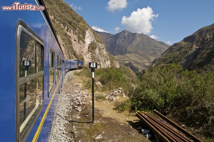 Immagine Treno per Machu Picchu, Perù - Per raggiungere più facilmente Machu Picchu si può scegliere di percorrere un tratto della linea ferrata Cuzco-Aguas Calientes, quest'ultimo villaggio peruviano, che porta nelle vicinanze del sito archeologico. La decisione di non realizzare una strada diretta alla città perduta è dovuta alla necessità di mantenere il più integro possibile questo luogo inca che vista la fama turistica di cui gode sarebbe altrimenti sovraffollato ancora maggiormente di quanto non lo sia già - © John Kershner / Shutterstock.com