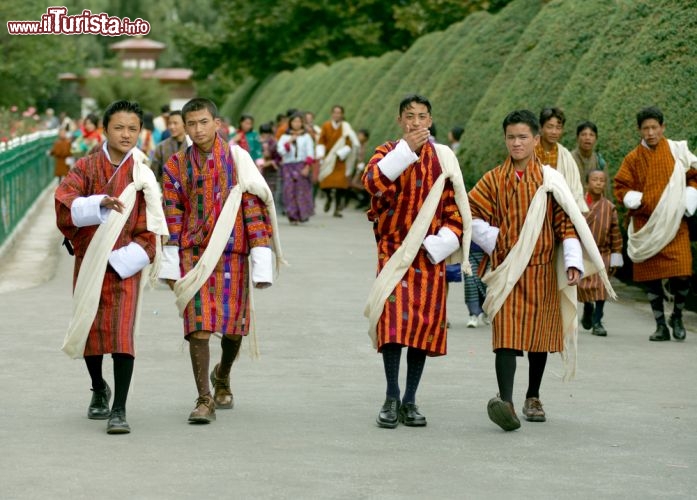 Immagine Pellegrini al Tsechu Festival di Thimphu, la capitale del Bhutan - © oksana.perkins / Shutterstock.com