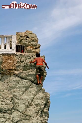 Immagine Tuffatore di Acapulco (Messico) sale su di una roccia della Quebrada, da dove si tufferà in mare - © Darryl Brooks / Shutterstock.com