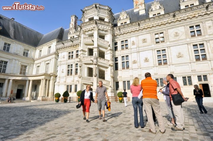 Immagine Turisti al Castello di Blois, regione Centro, in Francia - © foto di J Damase CRT Centre Val de Loire 