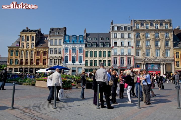 Immagine Turisti sulla Grande Place di Lille, la piazza più scenografica della città - OT Lille / © Laurent Ghesquière