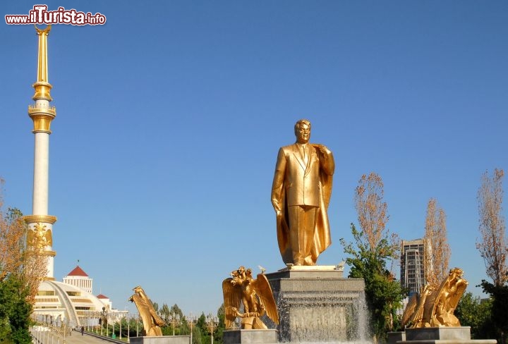 Immagine Monumento a Nyazov Ashgabad Turkmenistan - Foto di Giulio Badini / I Viaggi di Maurizio Levi