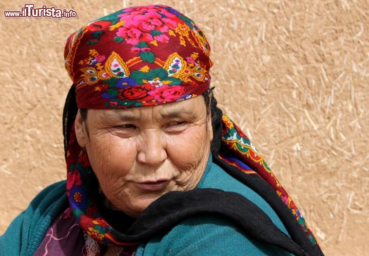 Immagine Turkmenistan, una donna turkmena  - Foto di Giulio Badini< / I Viaggi di Maurizio Levi