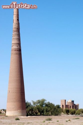 Immagine Turkmenistan il  minareto Konya Urgench Gutlung Timur - Foto di Giulio Badini< / I Viaggi di Maurizio Levi