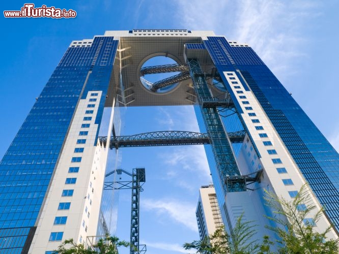 Immagine L'Umeda Sky Building di Osaka, è un grattacielo doppio collegato da un "ponte", che è stato soprannominato come l'Arco di Trionfo del Giappone - © Martin Mette / Shutterstock.com