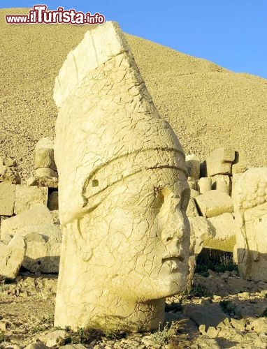 Immagine Una statua a Nemrut, Turchia orientale -  Foto di Giulio Badini